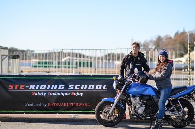 ミニ・ユニバース千葉の一ツ山里紗さんと「STE RIDING SCHOOL」を主催するレーシングライダー藤原克昭さん。