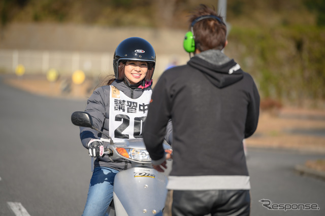 みんなに連なってスラロームレッスンをする一ツ山里紗さん。