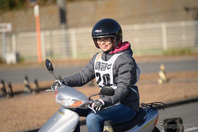 みんなに連なってスラロームレッスンをする一ツ山里紗さん。