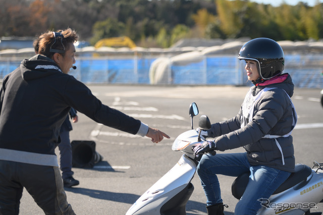 みんなに連なってスラロームレッスンをする一ツ山里紗さん。