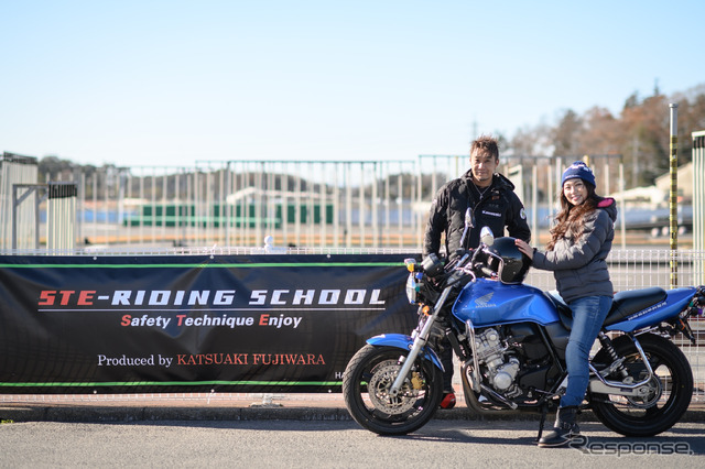 ミニ・ユニバース千葉の一ツ山里紗さんと「STE RIDING SCHOOL」を主催するレーシングライダー藤原克昭さん。