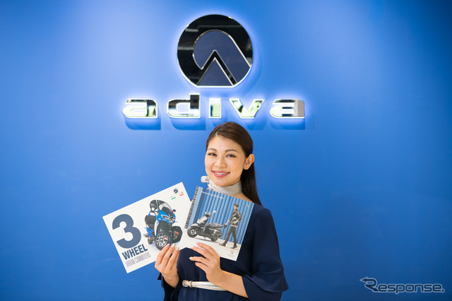 ADIVAショールームでお客様を迎える一ツ山里紗さん。