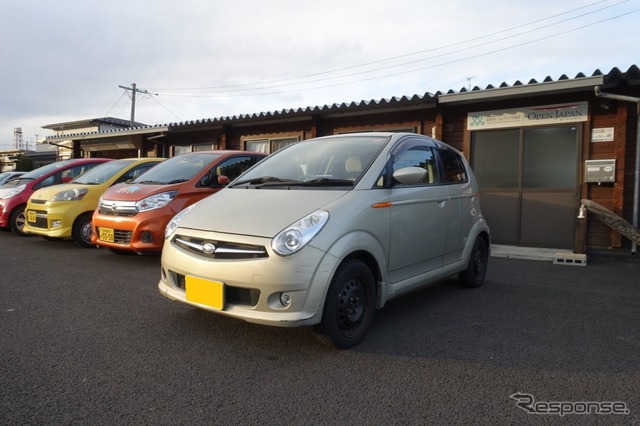 神奈川県からこの日届いたスバルR2。まだ2万キロ少々の距離浅な一台だ。