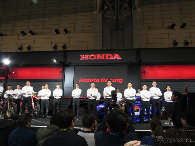 ホンダの2019年戦士たちが壇上に並ぶ。