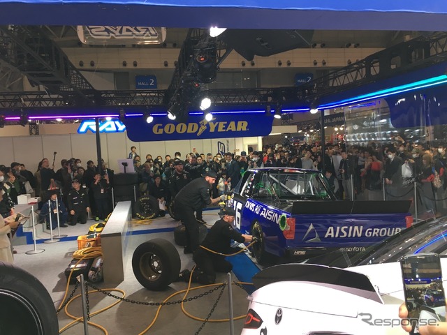 東京オートサロン2019 グッドイヤーブース Hattori Racingピットスタッフによタイヤ交換作業