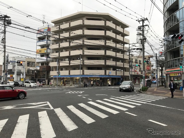 津田沼十字路交差点。向かって左奥がタイムズ津田沼前原西第4駐車場、正面がローソン津田沼東店、右側がセブンイレブン船橋前原西2丁目店