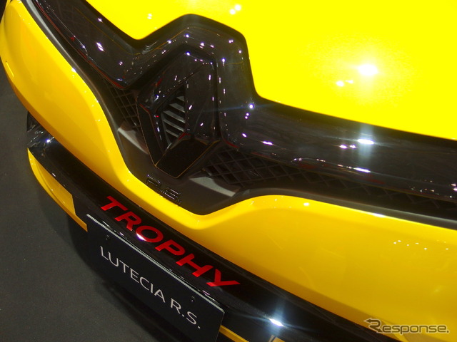 ルノー・ルーテシアRSトロフィー・アクラポヴィッチ(東京オートサロン2019)