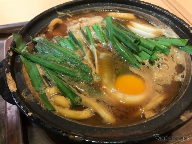 三重県四日市市のEXPASA御在所だが、味噌煮込みうどんはじめ名古屋メシも充実だ。
