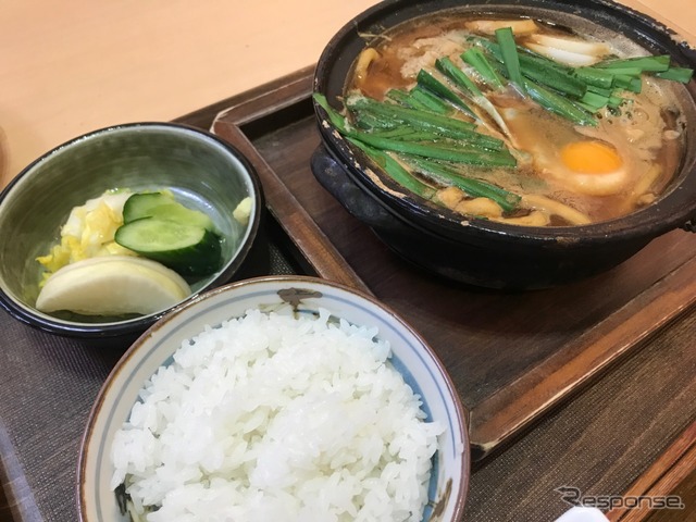 山本屋本店の味噌煮込みうどん。定職にするとお店同様美味しいお新香も小鉢サイズながら供される。