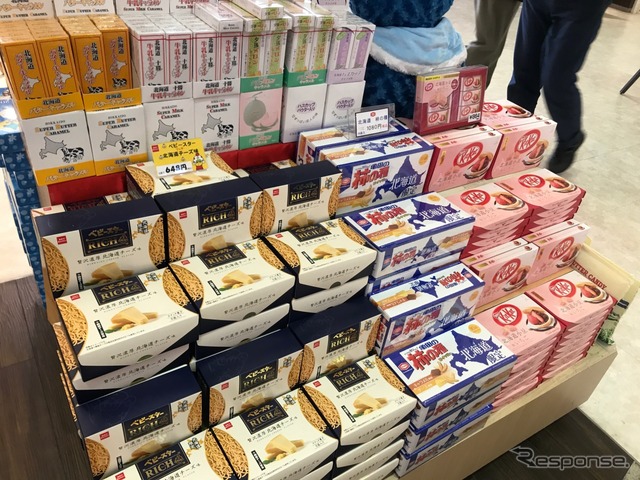 他バター飴や夕張メロン関連のお菓子など、北海道土産の定番が多数NEXCO中日本のSAPAに並ぶ。