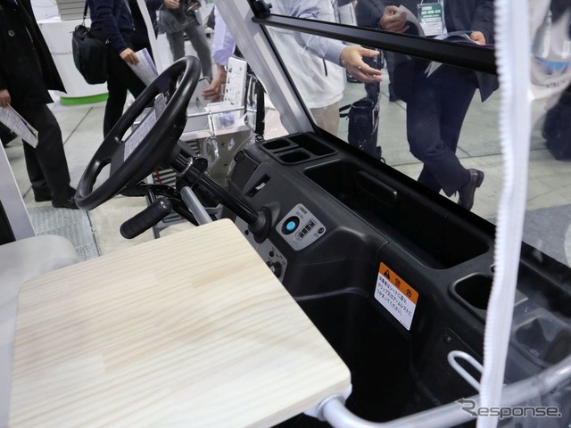マクニカのブースに展示された「アカデミックパックPRO」。ヤマハの電動カートをベースに自動運転が可能(オートモーティブワールド2019)