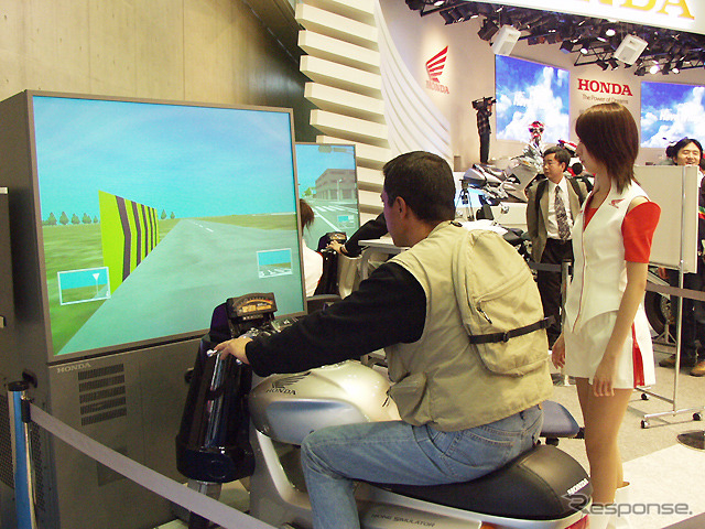 【東京ショー2001 MC速報】本物もいいけど……ホンダのシミュレーターに乗ろう