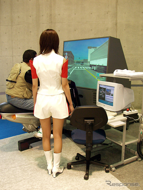 【東京ショー2001 MC速報】本物もいいけど……ホンダのシミュレーターに乗ろう