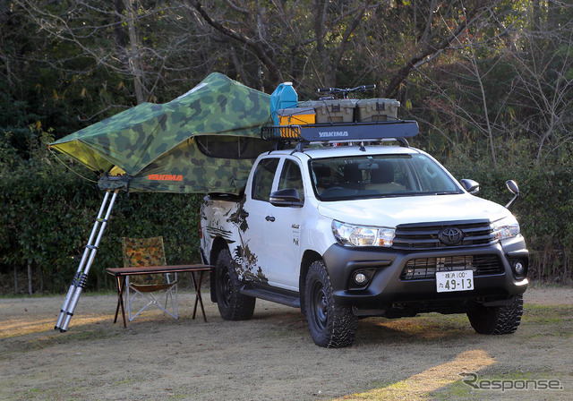 試乗会場には様々なカスタムが施されたハイラックスも用意された