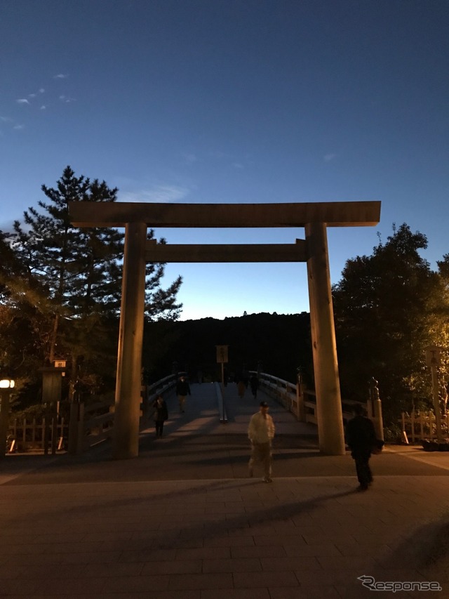 朔日参りで未明から鳥居をくぐる人はかなり多い。