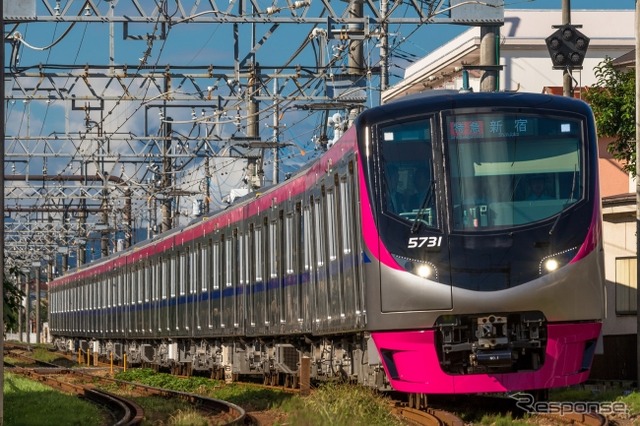 京王ライナーに使用される5000系電車