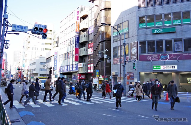 「歩車分離信号」が採用されている交差点。歩行者信号が青のときは、クルマが交差点に侵入しない。