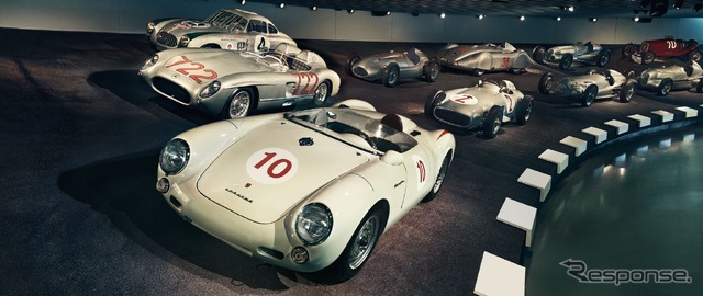 1955年のミッレミリアで競い合ったポルシェ550スパイダーとメルセデスベンツ300SLRをメルセデスベンツ博物館に展示