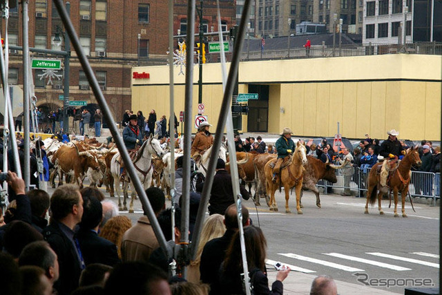 【デトロイトモーターショー08】ジム・プレスが牛馬を引き連れ…新型ダッジ ラム