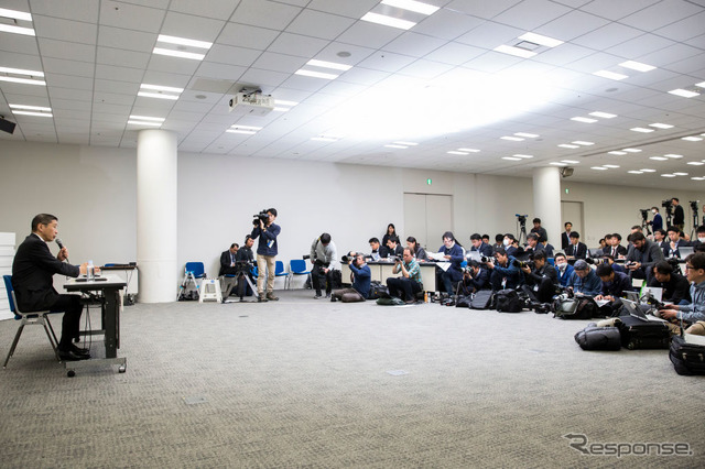 記者会見を行なう西川社長（1月24日）　(c) Getty Images