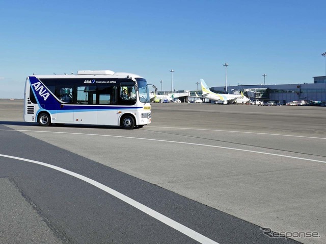 ANAなど6社による空港制限区域内でレベル3自動運転の実証実験中の小型バス