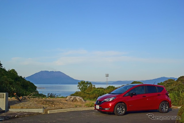 鹿児島郊外から桜島を眺める。