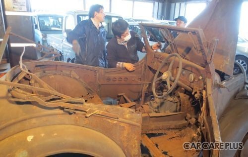 約40年間そのままの状態で保管されていた車体は、サビだらけで激しく腐食していた