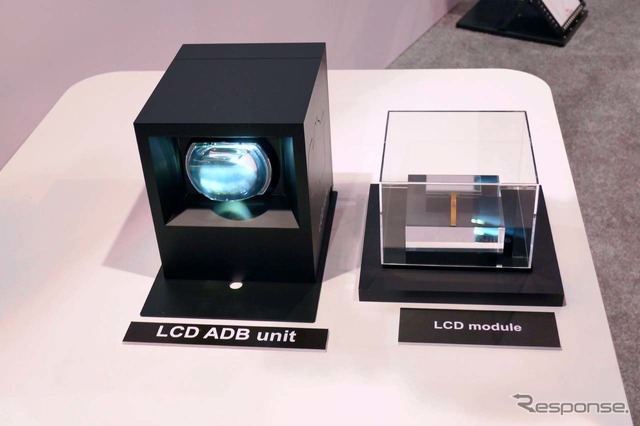 「LCD-ADBモジュール」（右）と、それを組み込んだユニット