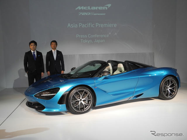 マクラーレン『720S Spider』とマクラーレン・オートモーティブ・アジア日本支社代表の正本嘉宏氏（左）、同リージョナル・セールス・マネージャーの平田寿樹氏