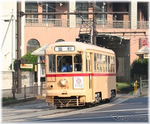 元東京都電杉並線で運行されていた700形701号。1955年にナニワ工機(現・アルナ車両)で製造され、杉並線時代は2000形を名乗っていたが、都電の路線縮小により1969年7月に長崎入りした。杉並線は軌間1067mmだったが、1962年の杉並線廃止後は軌間1372mmの都電本線へ転出。長崎電軌は軌間1435mmのため、異なる3つの軌間で運行された希有な車両でもある。