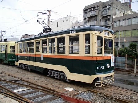 1976年3月に全廃された仙台市電から長崎入りした1050形1051号。1952年7月に新潟鐵工所（2007年に解散）で製造された。仙台時代は80形、100形を名乗っていたが、長崎入りした際は、仙台の「仙」にちなんだ1000と、昭和50年代に長崎で運行を始めたことにちなんだ50を掛け合わせ1050形とされた。元仙台市電の車両としては唯一の現役車。