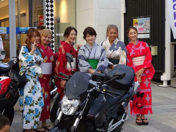 昨年の「MOTO FES」で開催した浴衣女子会。参加女性はバイクでNEOPASA清水まで走ってきて、現地で浴衣に着替えて夏祭りのひとときを楽しんでいた。