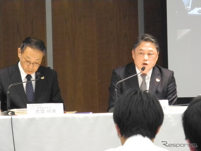 パナソニックの決算会見の様子。左が梅田博和取締役常務執行役員兼CFO