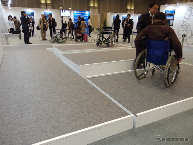 バス出入り口と歩道との、高さ・間隔のギャップを車椅子で体験。奥は一般的なバス、歩道、ドライバー、中央はバスを45mmまで歩道に寄せた場合、左は、さらにバス床面と歩道の高さをそろえた場合(自動運転のある未来ショーケース)。
