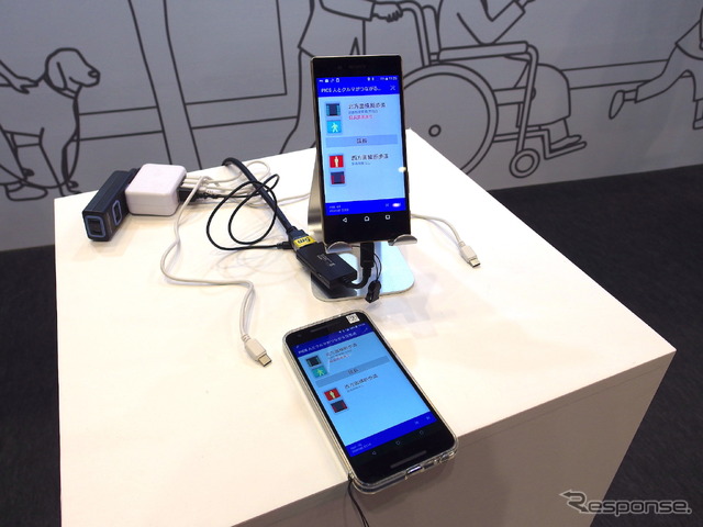 スマホと信号との間で通信(自動運転のある未来ショーケース)。