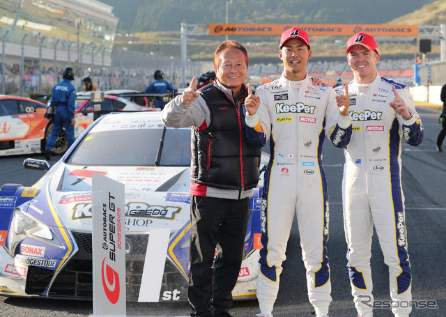 GT500王座奪還を目指す#37 TOM'Sの平川(中央)とキャシディ(右)。左はTOM'S首脳の関谷正徳氏(写真は2018年シーズン)。