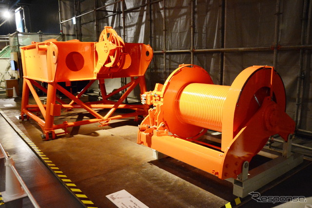 住友重機械建機クレーンの大型クローラークレーン用ウインチ(右)とハンマーヘッド