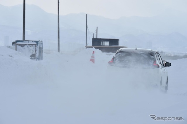 日産 リーフ(日産インテリジェントモビリティ雪上試乗会)