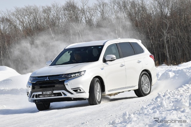 三菱 アウトランダーPHEV。電動四駆の安定感に改めて驚かされる（三菱雪上試乗会）