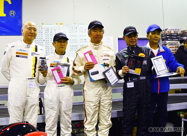 個人成績トップ3の選手と主催者の田村氏とドライバー代表の鮒子田寛選手