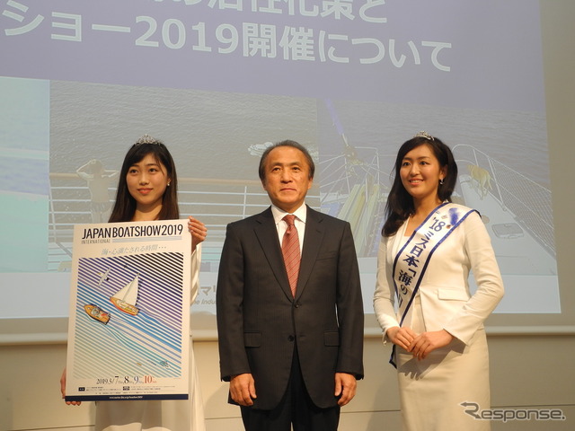 左から2019ミス日本「海の日」の高橋梨子さん、日本マリン事業協会の柳弘之会長、2018ミス日本「海の日」の山田麗美さん