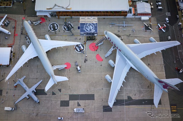 パリ航空ショー（2015年）。2機の大型機のうち、右がA380、左がA350XWB。