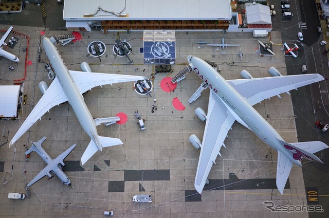 パリ航空ショー(2015年)。2機の大型機のうち、右がA380、左がA350XWB。