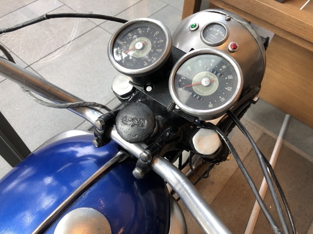 紙の「トライアンフ TR6」