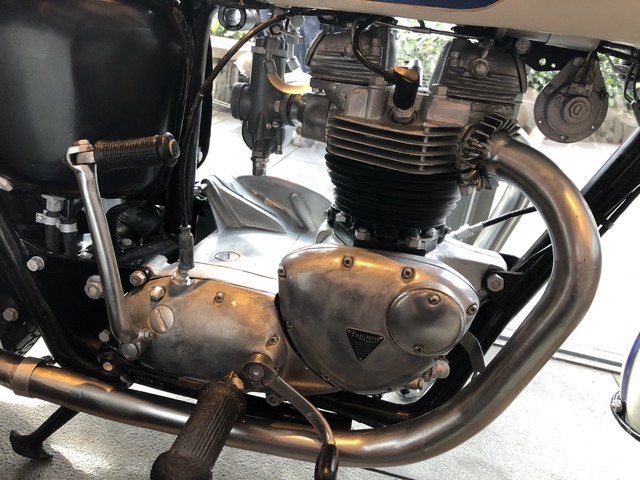 紙の「トライアンフ TR6」