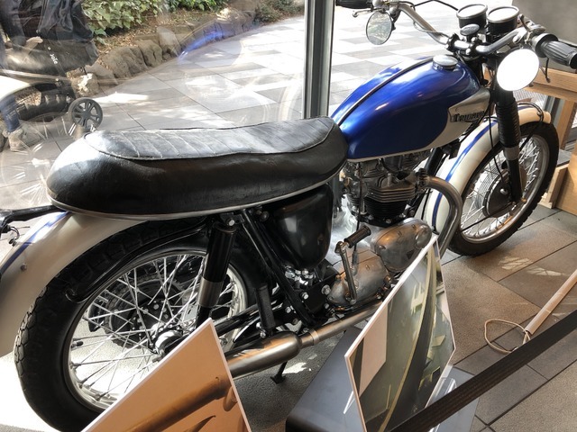 紙の「トライアンフ TR6」