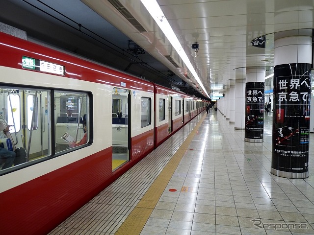 京急空港線の羽田空港国内線ターミナル駅。ここから天空橋駅までの間と、他の区間との間に適用されていた基本運賃の加算額が引下げとなる。