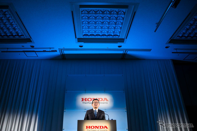 記者会見する八郷社長　(c) Getty Images