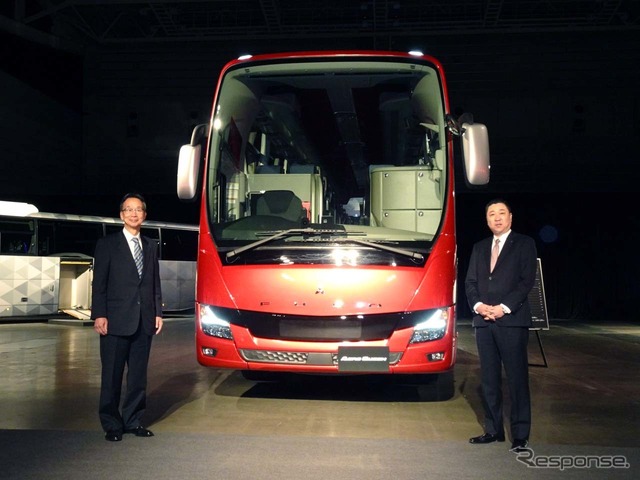 2019年型大型観光バス「エアロクィーン」を前に、三菱ふそうトラック・バス株式会社 代表取締役会長の松永和夫氏(左)と同バス事業本部長の高羅克人氏