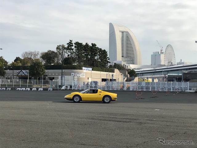 積載車ヤードから会場へ向かうディーノ。